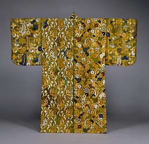 唐織 萌黄地雪持柳桐菊藤梅片身替模様