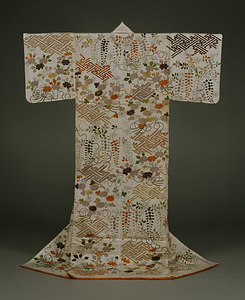 小袖 白綸子地牡丹藤菊花束紗綾形模様