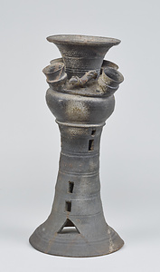 子持装飾付脚付壺