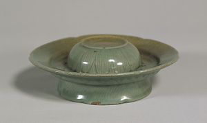 青磁花弁文輪花形托