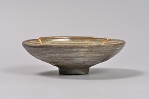 粉青象嵌牡丹文碗