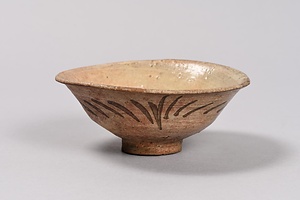 粉青鉄絵草文碗