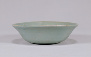 青磁印花唐草文鉢