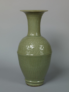 青磁牡丹唐草文大瓶