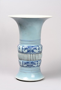 淡藍釉青花夔紋尊