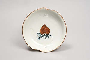 青花褐彩桃文皿