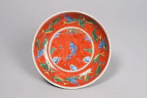紅地青花五彩魚文皿