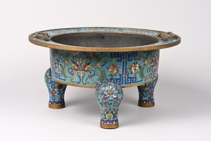 銅胎七宝宝花三足香炉