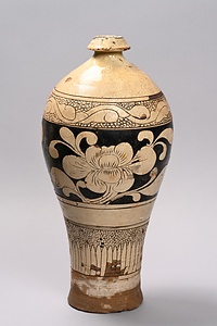 白釉鉄絵牡丹文瓶