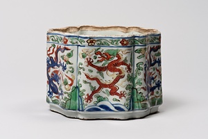 五彩雲龍文六花形鉢