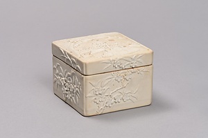 白磁山水花卉文方形合子