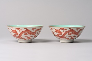 白地紅彩龍文碗