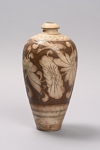 白釉刻花蓮池水禽文瓶