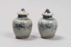 青花草文小壺