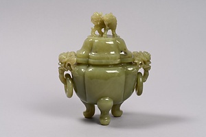獅子鈕牡丹耳黄玉香炉