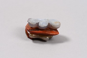 青瑪瑙蚕形置物