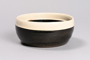 黒釉白覆輪鉢