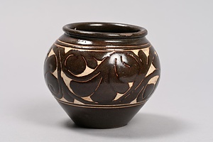 黒釉刻花唐草文壺