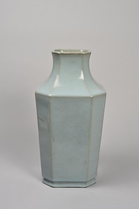天藍釉方瓶