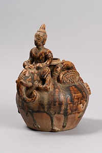 褐釉騎象人物形容器