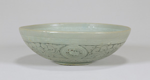 青磁象嵌雲鳳文鉢