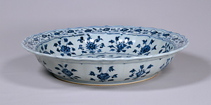 青花唐草文稜花大皿