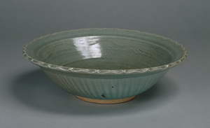青磁波文稜花平鉢