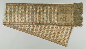 帯 銀地花卉段文様