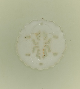 ガラス製装身具