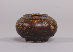 褐釉刻線文壺