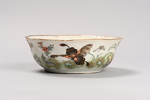 粉彩花蝶文碗