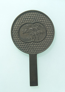 蹴鞠形内竹雀柄鏡