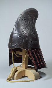 紫糸素懸威烏帽子形桐紋兜