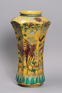 黄地素三彩鳳凰唐草文六角瓶