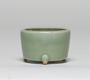 青磁三足香炉 ｢欽古｣印