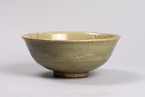 青磁印花蓮文鉢（伝福岡県出土）