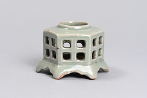 青磁透彫六角盃台