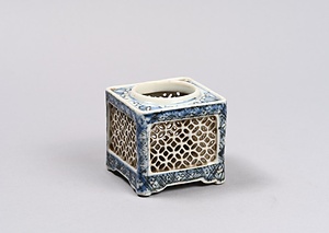 染付透彫方形盃台