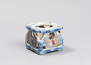 色絵鶴丸文方形盃台