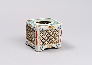 色絵透彫方形盃台