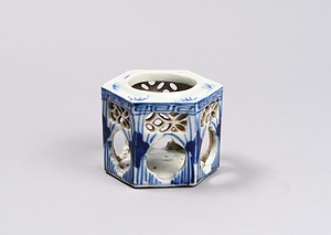 染付透彫六角盃台