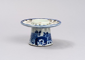 染付透彫盃台
