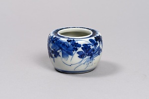 染付草花文盃台