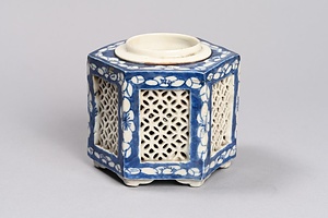 染付透彫六角盃台
