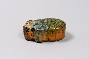 三彩菊花形水滴