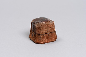 褐釉伽藍石香合