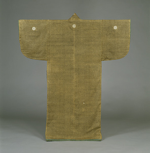 小袖 鼠平絹地小桜模様（三つ割木瓜紋付）