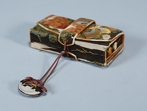 筥迫 黒天鵞絨地菊蝶模様