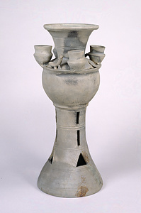 子持装飾付脚付壺