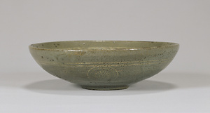 青磁象嵌雲鶴文鉢